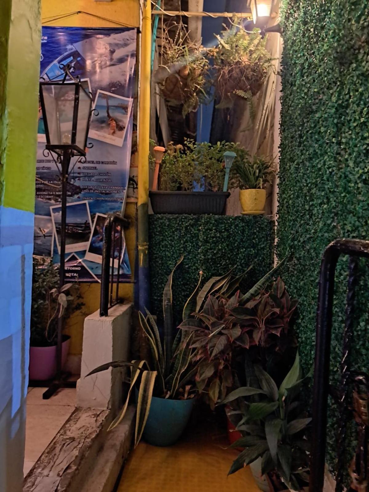 Hostel Shalom Adonai Cartagena Exteriör bild