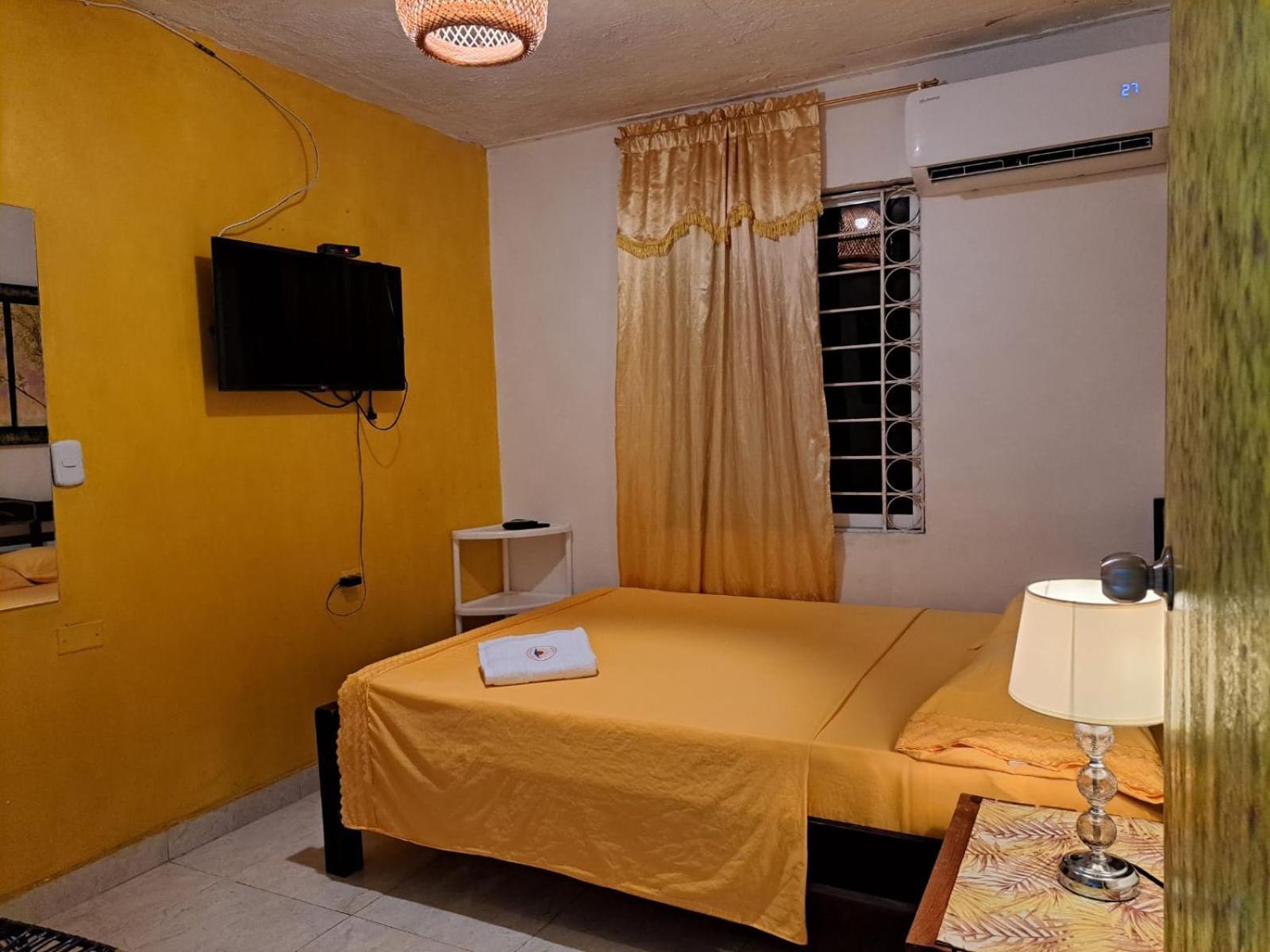 Hostel Shalom Adonai Cartagena Exteriör bild